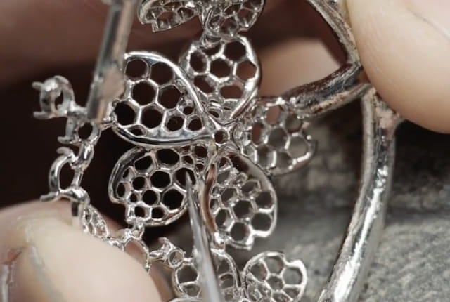 見えない裏や内側まで磨く「ヘラ磨き」